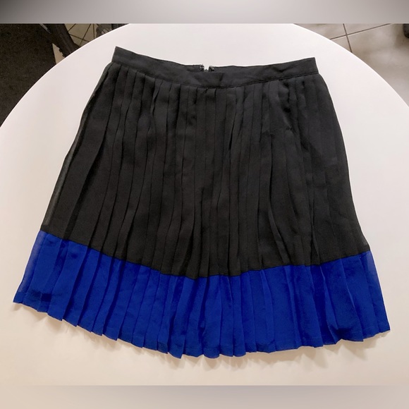 Banana Republic • Black & Blue Pleated Mini Skirt Size 2 - Picture 4 of 6